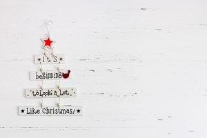 weihnachtliche dekorative hölzerne Girlande mit Text foto