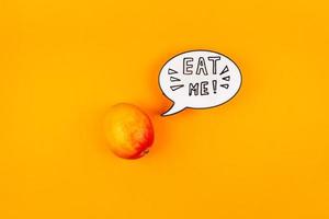 mangofrucht im kreativen pop-art-stilkonzept foto