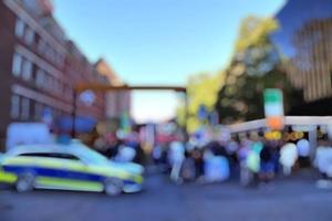 unscharfer Hintergrund mit weichem Fokus. Kieler Woche in Deutschland mit Menschen auf dem Festival. abstraktes Konzept mit Bokeh und Licht. foto