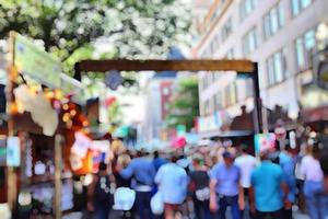 unscharfer Hintergrund mit weichem Fokus. Kieler Woche in Deutschland mit Menschen auf dem Festival. abstraktes Konzept mit Bokeh und Licht. foto