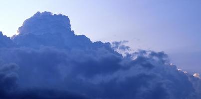 atemberaubende dunkle Wolkenformationen kurz vor einem Gewitter foto