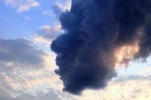 atemberaubende dunkle Wolkenformationen kurz vor einem Gewitter foto