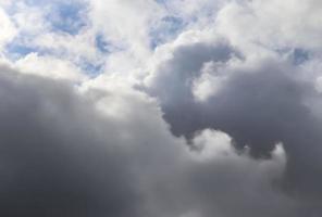 atemberaubende dunkle Wolkenformationen kurz vor einem Gewitter foto