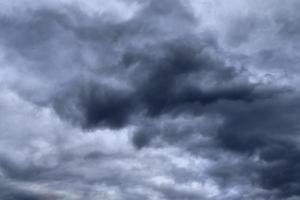 atemberaubende dunkle Wolkenformationen kurz vor einem Gewitter foto