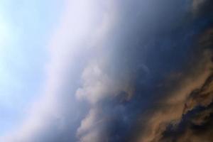 atemberaubende dunkle Wolkenformationen kurz vor einem Gewitter foto