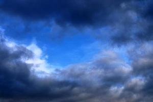 atemberaubende dunkle Wolkenformationen kurz vor einem Gewitter foto