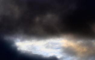 atemberaubende dunkle Wolkenformationen kurz vor einem Gewitter foto