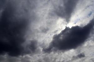 atemberaubende dunkle Wolkenformationen kurz vor einem Gewitter foto