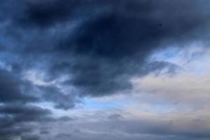 atemberaubende dunkle Wolkenformationen kurz vor einem Gewitter foto