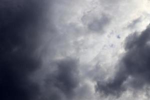 atemberaubende dunkle Wolkenformationen kurz vor einem Gewitter foto