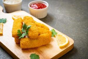 gebratene Fischstäbchen oder Pommes frites foto