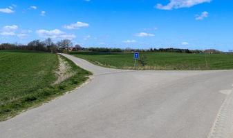 Perspektivische Ansicht auf einer europäischen Autobahn an einem sonnigen Tag. foto