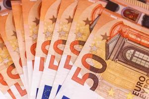 Nahaufnahme zahlreicher übereinander liegender Euro-Banknoten. foto