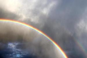 atemberaubende natürliche doppelte regenbögen plus überzählige bögen an einem see in norddeutschland foto