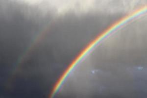 atemberaubende natürliche doppelte regenbögen plus überzählige bögen an einem see in norddeutschland foto