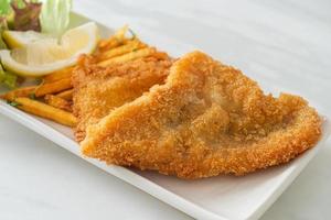 Fish and Chips - gebratenes Fischfilet mit Kartoffelchips foto