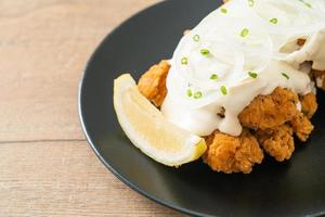 Schneezwiebelhuhn oder Brathähnchen mit cremiger Zwiebelsauce foto