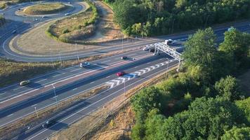 Blick aus der Vogelperspektive auf Luton Airport Junction Interchange der Autobahnen M1 J10 in Luton City of England uk. es ist das bild der verbindung zwischen luton city und london luton airport, das am 11. august 2022 mit drohne erstellt wurde foto