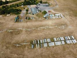 Segelflugplatz im Feld, High Angle Footage der Drohnenkamera. schöne landschaftsansicht aus der luft von dunstable downs england großbritannien foto