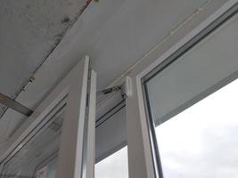 installierte Metall-Kunststoff-Fenster auf dem Balkon eines Wohnhauses foto