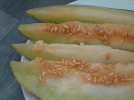 Sorten geschnittene Melone liegt auf einem Teller foto