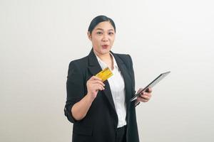 asiatische Frau mit Kreditkarte und Tablet mit weißem Hintergrund foto