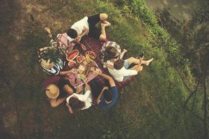 Draufsicht von Gruppenfreunden, die Picknickzeit genießen foto