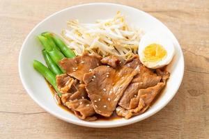 Pfannengerührtes Teriyaki-Schweinefleisch mit Sesam, Mungobohnensprossen, gekochtem Ei und Reis-Set foto