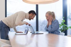 Startup-Business-Team bei einem Treffen in einem modernen Bürogebäude foto