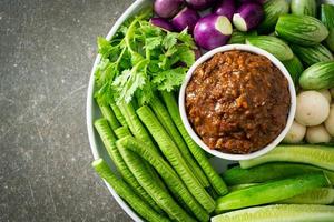 fermentierte Fisch-Chilipaste mit frischem Gemüse foto