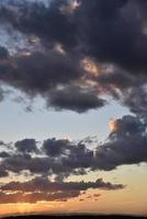 explosiver saftiger roter und blauer abendsonnenuntergang. schöne sonnenuntergangslandschaft mit bunten wolken. foto