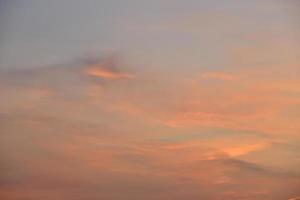 schönes Sonnenuntergangslicht und Wolken und eine Spur des Flugzeugs. Abendsonnenunterganglandschaft im Sommer. foto