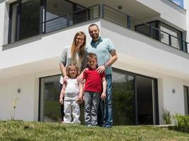 glückliche familie mit kindern im hof foto