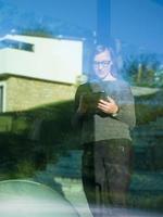 Frau mit Tablet zu Hause am Fenster foto