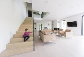 Familie mit kleinem Mädchen genießt im modernen Wohnzimmer foto