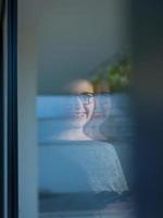 Frau mit Tablet zu Hause am Fenster foto