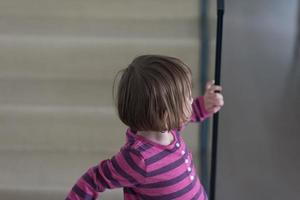 kleines süßes mädchen, das auf der treppe genießt foto