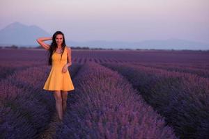 Frau im gelben Kleid im Lavendelfeld foto