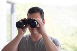 Mann und Fernglas foto