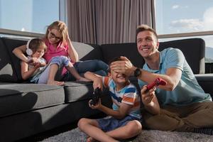 glückliche familie, die ein videospiel spielt foto