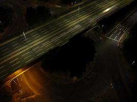 Nachtluftaufnahme der britischen Autobahnen mit beleuchteten Straßen und Verkehr foto