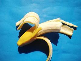 Bananen auf blauem Hintergrund. kalter Ton foto