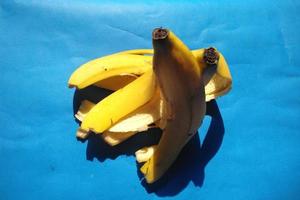 Bananen auf blauem Hintergrund. kalter Ton foto