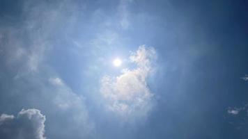 himmlische weiße Wolken am blauen Himmel mit der Sonne erschienen foto