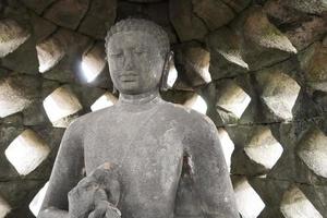 magelang, java, indonesien, 2017, stupa des borobudur steintempels indonesische buddhastatue foto