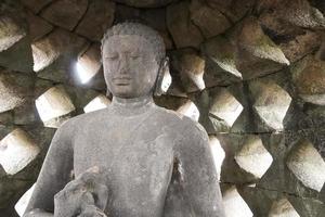 magelang, java, indonesien, 2017, stupa des borobudur steintempels indonesische buddhastatue foto