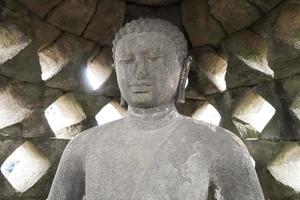 magelang, java, indonesien, 2017, stupa des borobudur steintempels indonesische buddhastatue foto