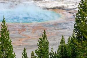 Blick auf die große prismatische Quelle in Yellowstone foto