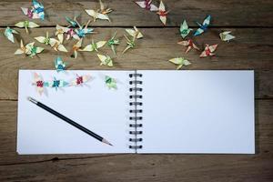 offenes notizbuch mit bleistift auf holzhintergrund foto