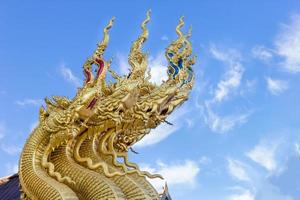 Drachenskulptur im Sri Pan Ton Tempel, Provinz Nan, Thailand foto